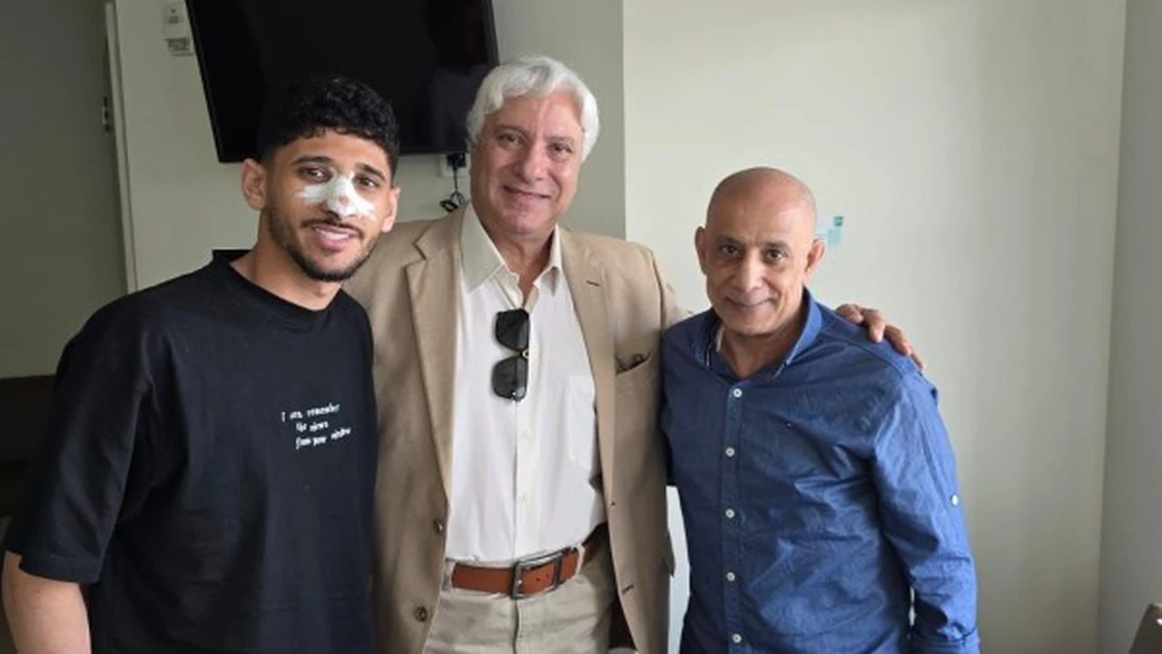 مدير الكرة بالزمالك يطمئن على لاعب بيراميدز في المستشفى